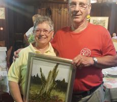 da prvi čestita in izroči lepo darilo.